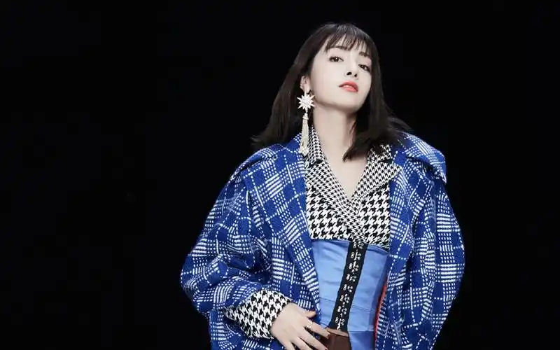 麦迪娜个性时尚写真桌面壁纸