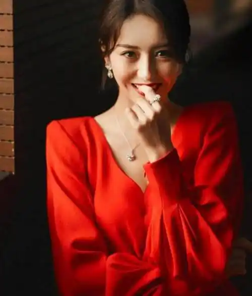 佟丽娅穿红色连衣裙"迷死我"了,穿衣搭配从不复杂,自带高级美_人们