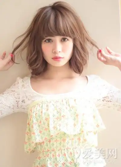 入秋女生烫发 微卷发瞬间提升气质