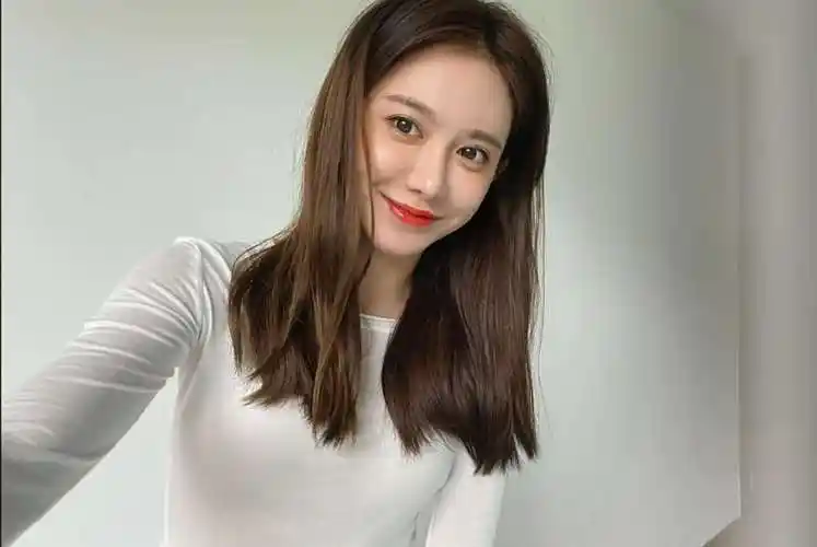 腾讯第一美女主播美娜最新照片,身材凹凸有致,白嫩大腿太吸睛!