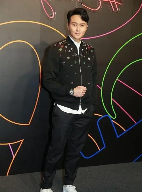 减龄≠穿和自己格格不入的衣服,张智霖的穿衣日常学习下