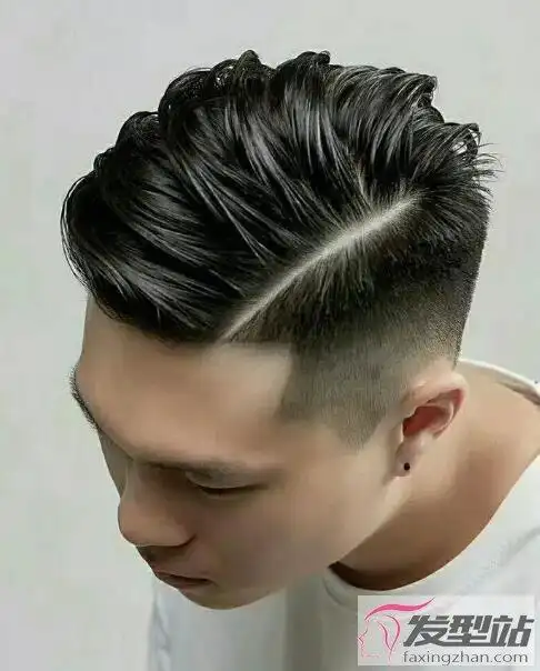 两边剃掉的发型中间长社交平台网红都爱这款
