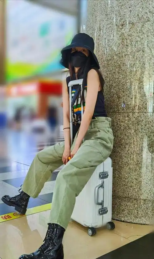 原创杨幂太会穿搭针织衫搭配同色红唇妆容精致太优雅