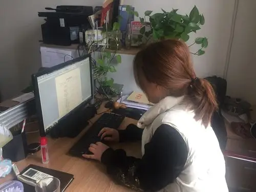 办公室打印文件工作照.