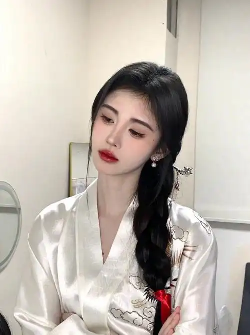 鞠婧祎不愧为时髦精!汉服穿搭穿搭出个人风格,展现古典韵味