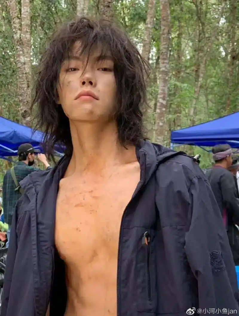 肖宇梁!腹肌是自己练的,武术是爸爸教的,脸是天生丽质的,18 - 抖音