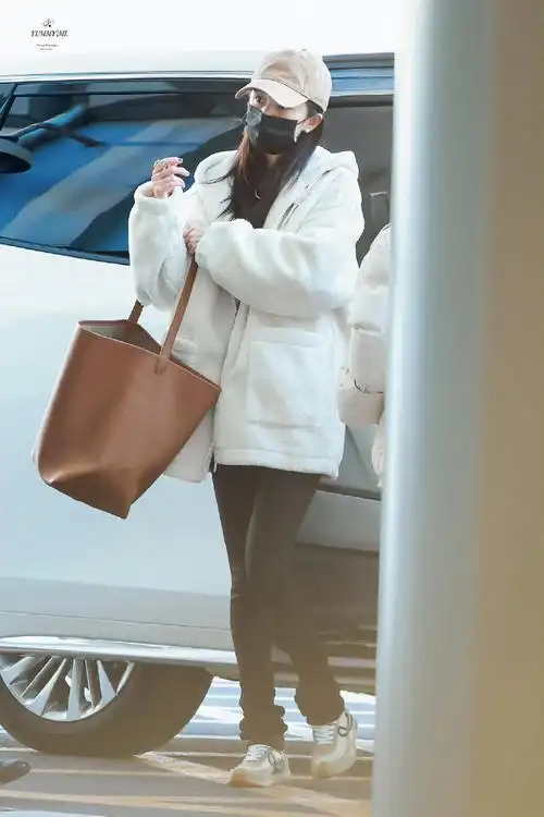 杨幂羊羔毛外套#杨幂最新机场look,身穿白色羊羔毛外套77棕色背包