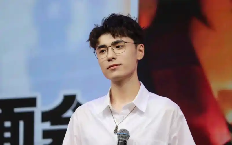 扶眼镜杀!续续点灯的白衬衣鲨疯了哇!