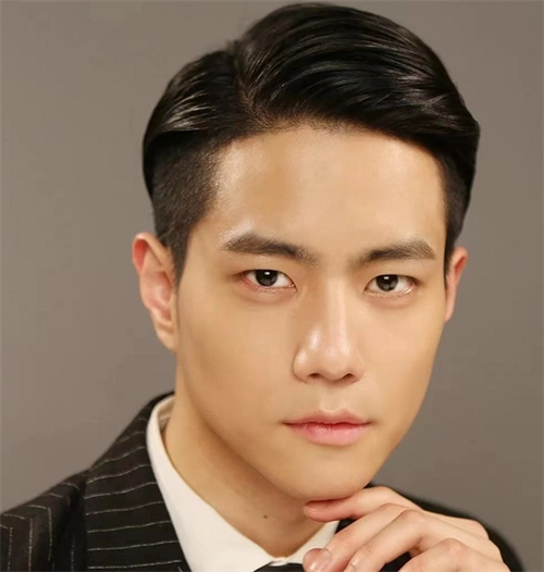 油头中间部分必须保留适当长度的头发,因为亚洲人的