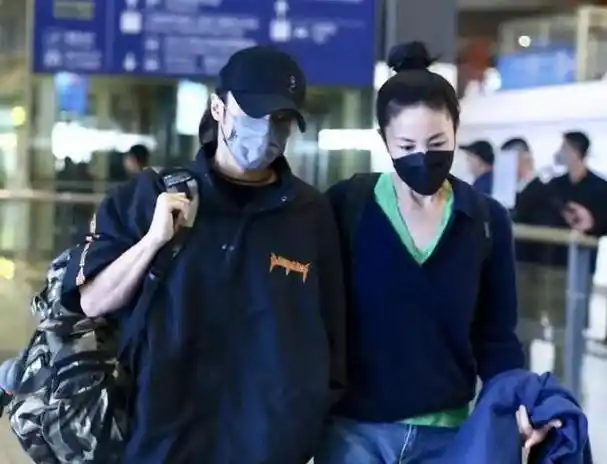 54岁王菲高龄怀3胎素颜憔悴小腹隆起明显谢霆锋疑喜当爹