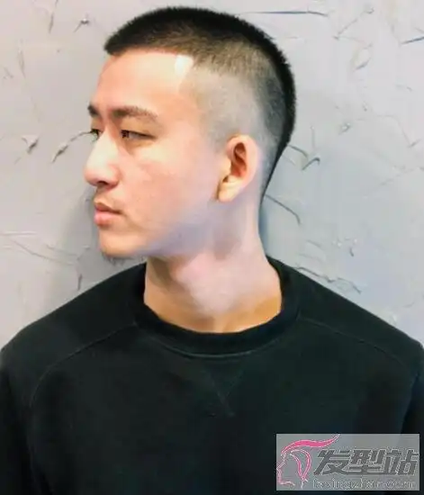 顶部头发则修剪得很细碎,是很适合潮男的寸头发型