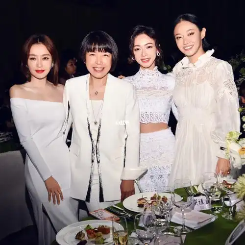 与秦岚吴谨言谭卓娘娘组成四位白衣天使