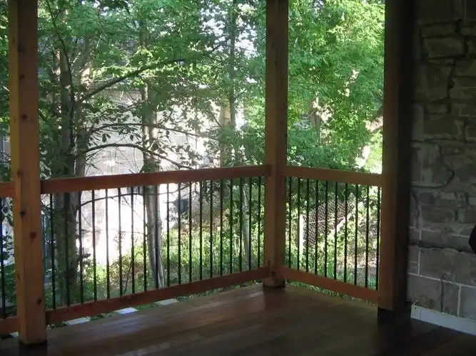 中式风格别墅阳台木质围栏装饰图