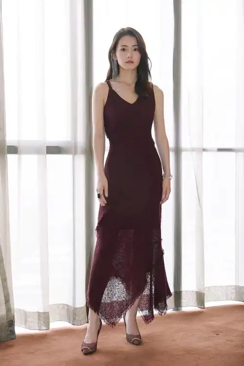 柴碧云优雅出席北京时装周不对称红裙优雅满分