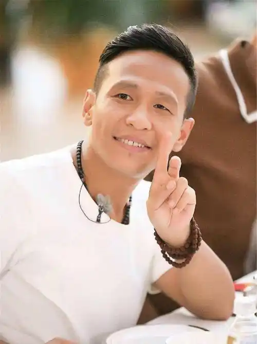 宋小宝:与相伴7年发妻离婚后,转身娶小8岁粉丝,今婚姻状况如何_霍晓红