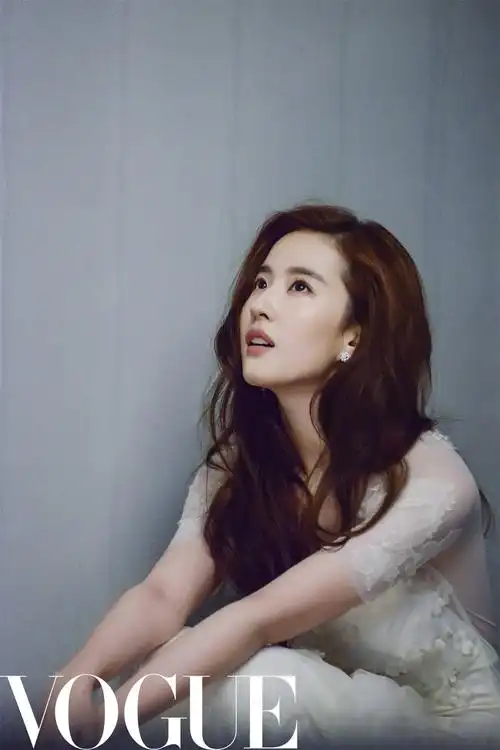 七月刊别册封面:刘亦菲(登上特刊封面,希望下一次在vogue的亮相是正刊