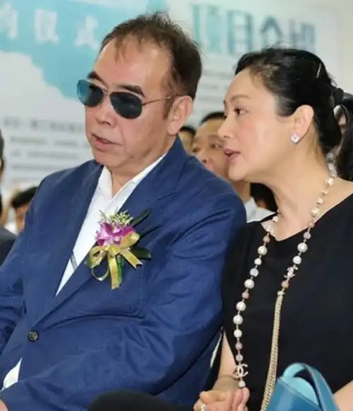 美得倾国倾城23岁嫁给爱情如今50岁没有保养的脸和66岁老公像同龄人