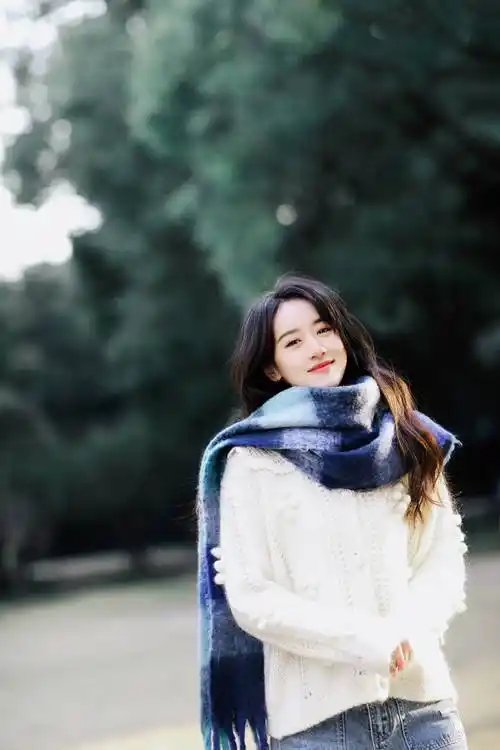 袁冰妍生日写真曝光奶白毛衣微卷长发暖意十足