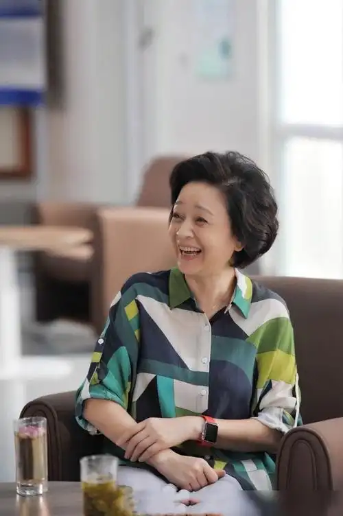 62岁老演员刘莉莉真潮老花镜不戴挂脖上奶奶辈的时髦精