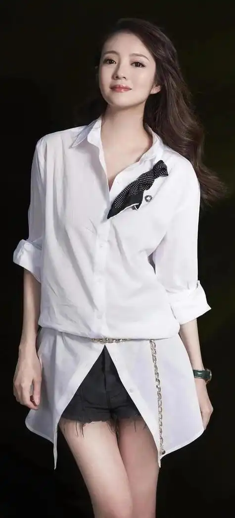 安以轩是一位出生在台湾的漂亮女星,从小家境优越,但父母离异,父亲