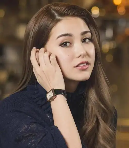 模特昆凌:嫁大14岁周杰伦,婚后连生三胎,如今一家五口其乐融融