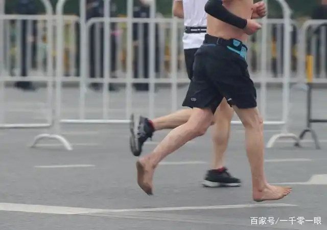 成都马拉松现奇异场景:一位老人光脚跑