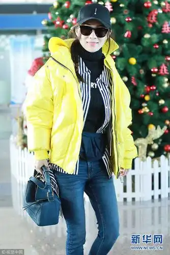 霍思燕黄色羽绒服时髦惹眼 侧梳麻花辫少女感十足