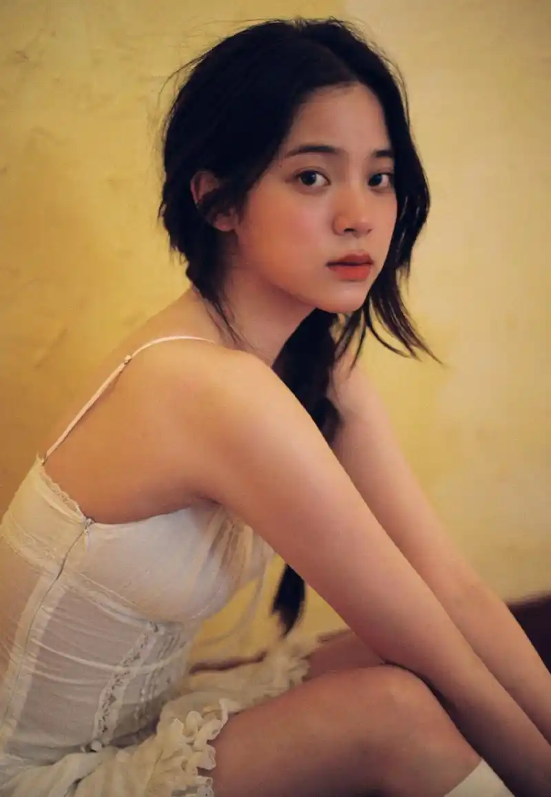 欧阳娜娜晒初秋文艺范写真,穿露背黑裙展现慵懒美