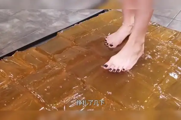 世界上最强胶水究竟有多牛美女光脚踩上去最后肠子都悔青了