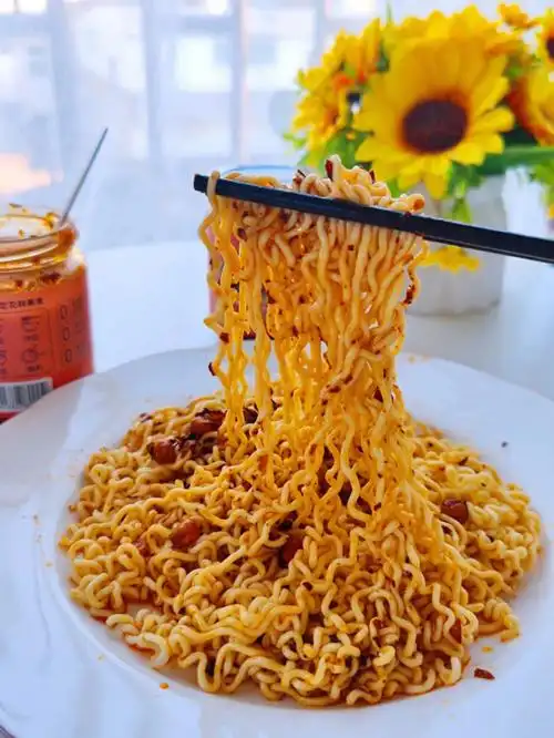 方便面变得更好吃这不是问题只需要一瓶油泼辣子泡面就会变的更好吃我