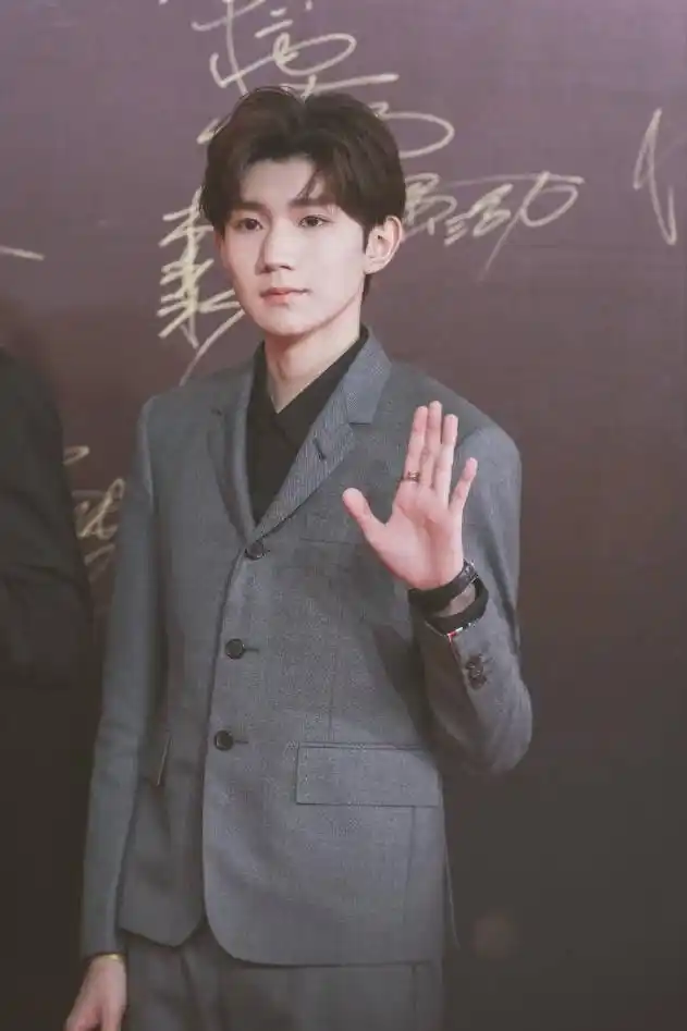 抵挡不住王源的喉结魅力,轻熟的荷尔蒙气息扑面而来