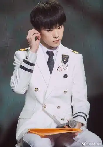 易烊千玺制服杀来啦 优越直角肩俘获你的心