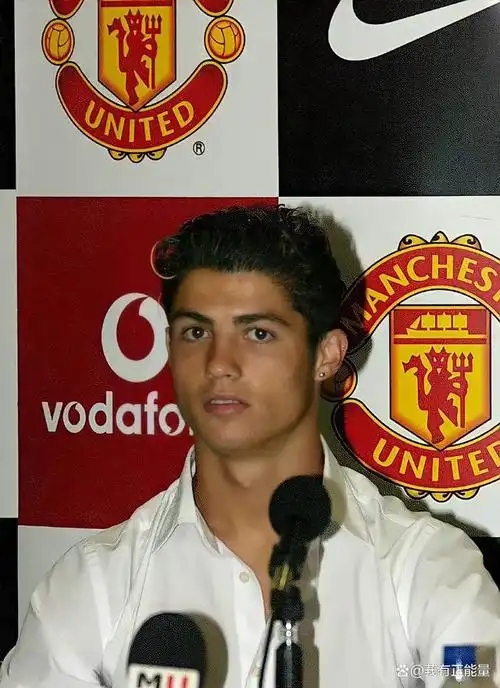 颜值巅峰期的c罗有多帅~意气风发,略带青涩,妥妥的校园足球初恋.