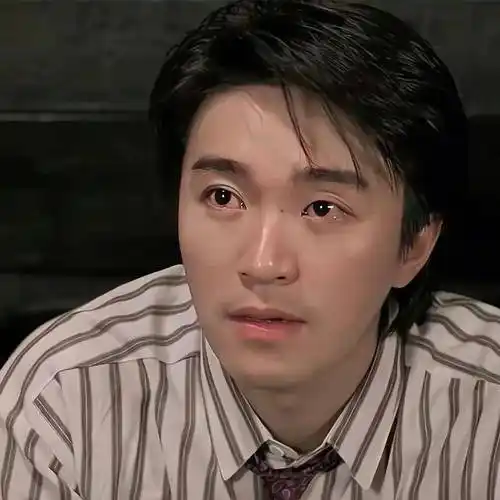 周星驰晒出珍贵片场照,童心大发与小孩玩闹,罕见自曝尴尬往事