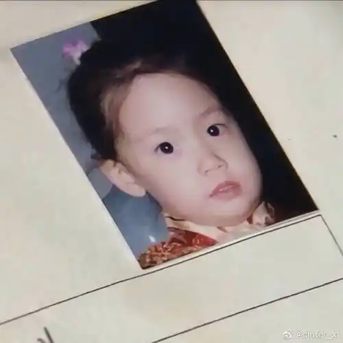 翻到的林允儿童年照可爱啊让姐姐抱抱