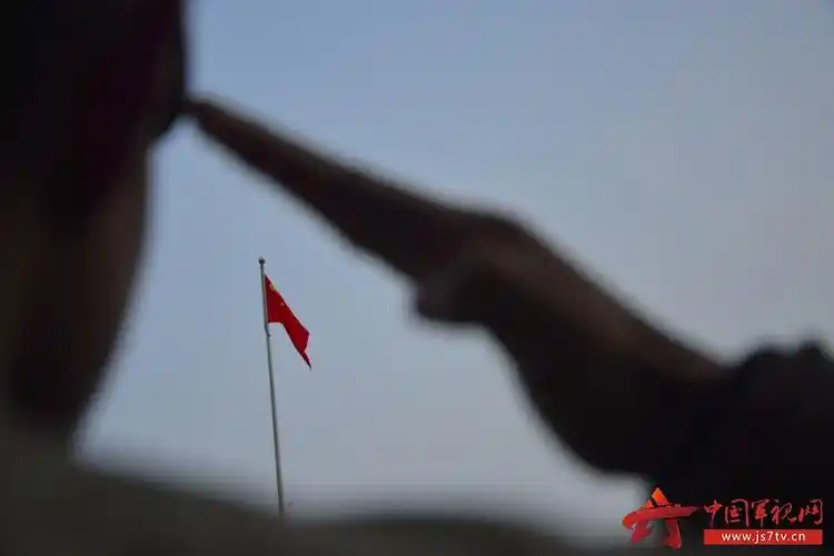 新兵向国旗敬礼