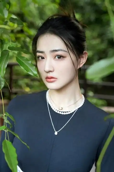 徐璐是一位不断进步和突破的女演员,她用自己的努力和才华赢得了观众