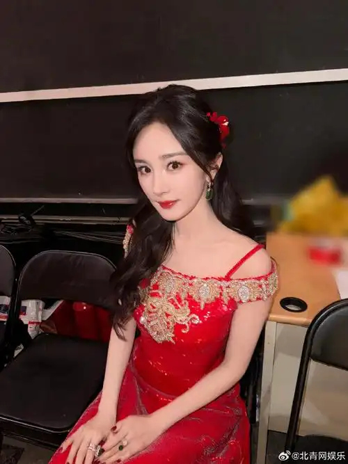 杨幂礼服下面穿秋裤