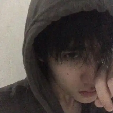 高清真人图片头像男生带着笑或是很沉默