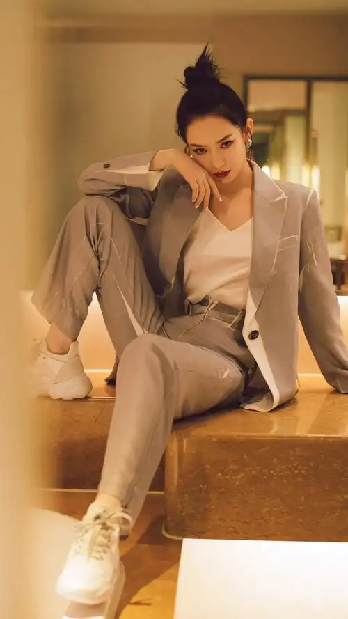 戚薇西装酷飒气质写真 - tt98图片网