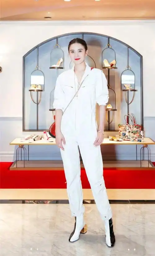 央视主持李梓萌不上班真时髦穿军绿色连体裤骑单车又潮又飒