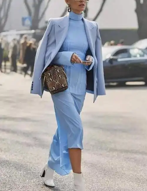 今年流行的灰蓝色学着这么来穿在迷人秋冬打造时髦高级