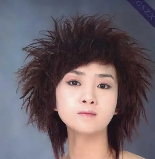 蓬松十足的锡纸烫短发,超级夸大的爆炸头发型,展现出女士狂野另类的