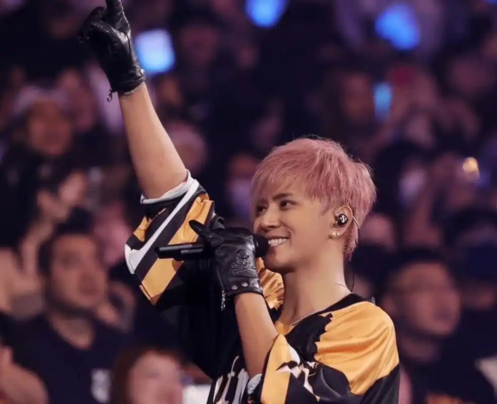 8月31日,罗志祥发微博官宣自己将在深圳,广州,重庆,南京和上海举办