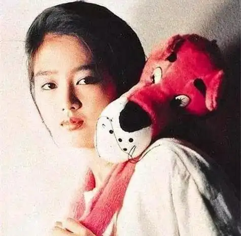 回顾豪门千金朱丽倩为了刘德华有多能忍看完你就全明白了