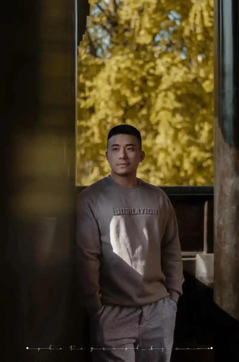 熊狒 #氛围感 #有肉感的小胖子 #男生写真 #寸头 - 抖音