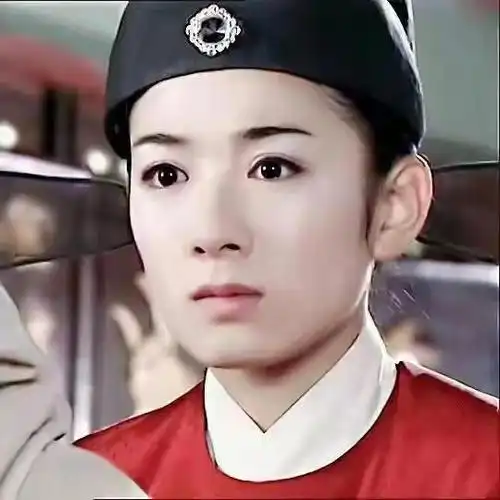 女明星女扮男装,鞠婧祎妆太浓,唐嫣大胡子,最后一个也太像了!