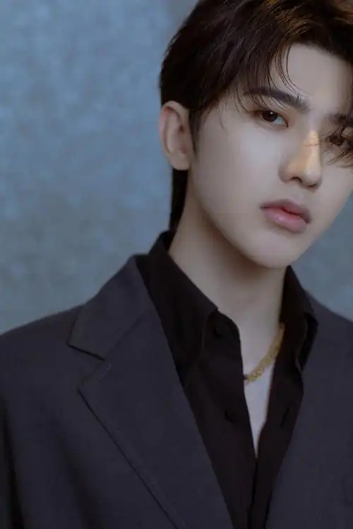 蔡徐坤深色西装帅气写真