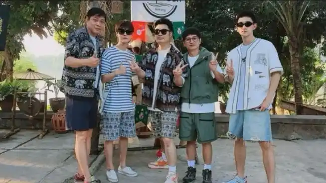 鹿晗哈哈哈哈哈#很萌的伪父子kkk  小鹿的9796湄公河游记～(来源