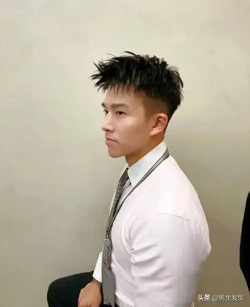 男生需要停止随意剪头发,这3款发型既时尚又百搭,如果剪完头发不帅就